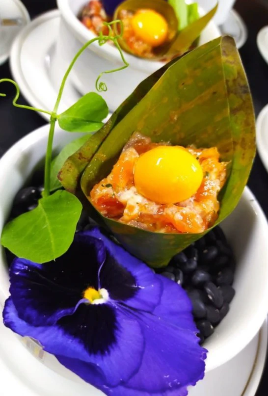 Tartar en hoja con yema