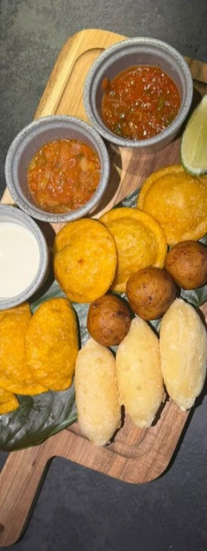 Tabla de fritos y salsas