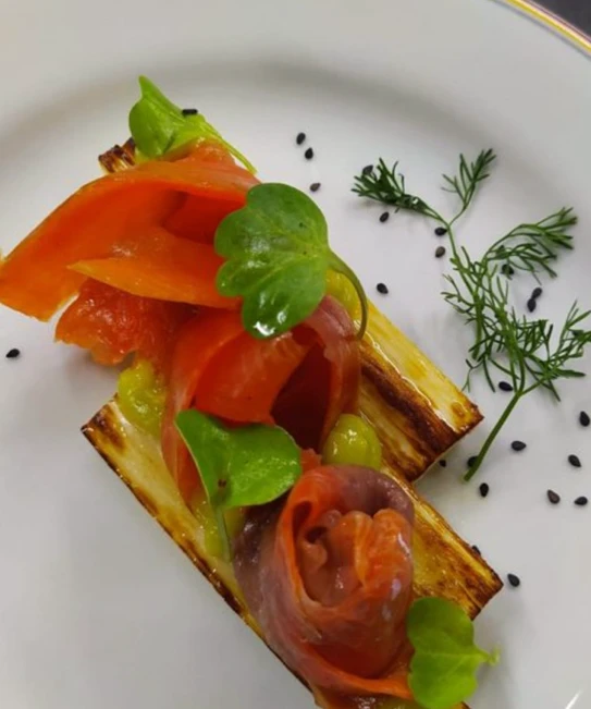 Base dorada con láminas naranjas