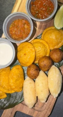 Tabla de fritos y salsas